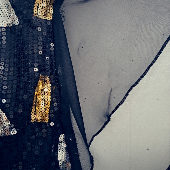 Sensually beautiful top - Picture 2 of 3